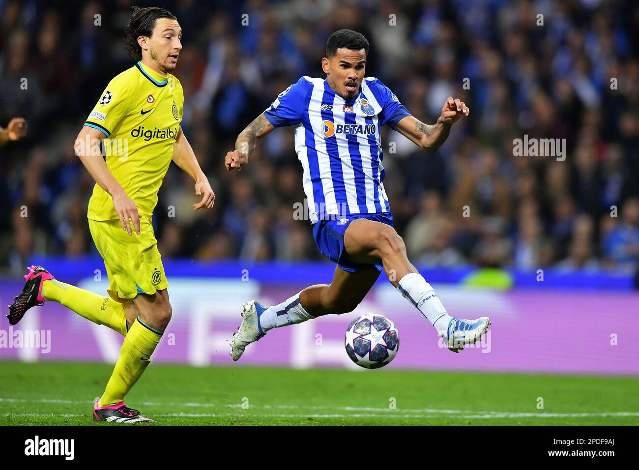 Matteo Darmian of FC Internazionale fights for the ball against Henrikh  Mkhitaryan of AS Roma during the Serie A 2020/21 / LM Stock Photo - Alamy