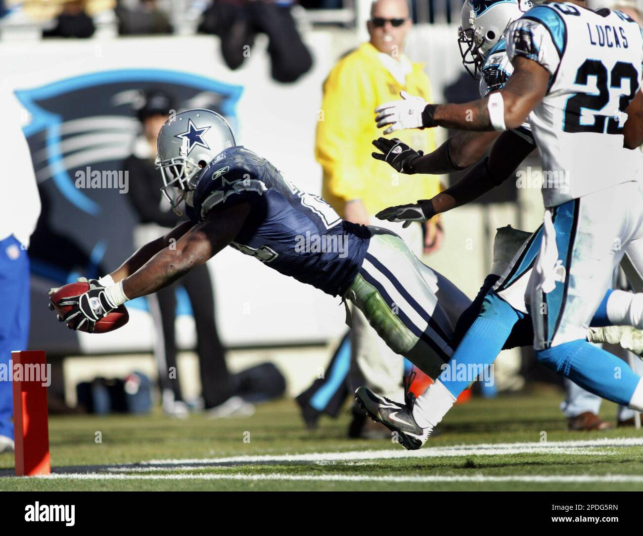 Dallas Cowboys' Julius Jones (21) dives over the goal line for a ...
