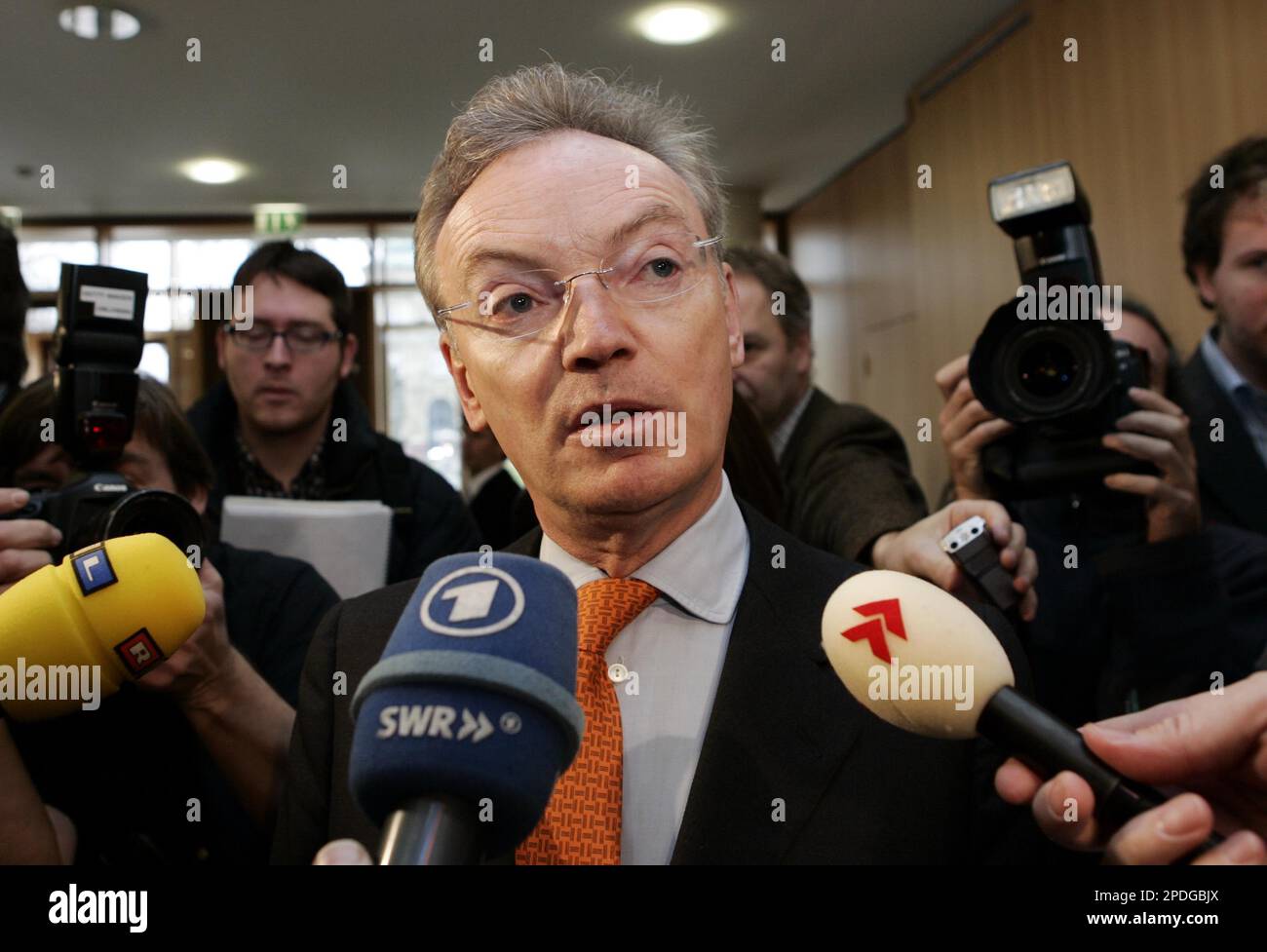 Der ehemalige MannesmannChef Klaus Esser spricht zu Medienvertretern