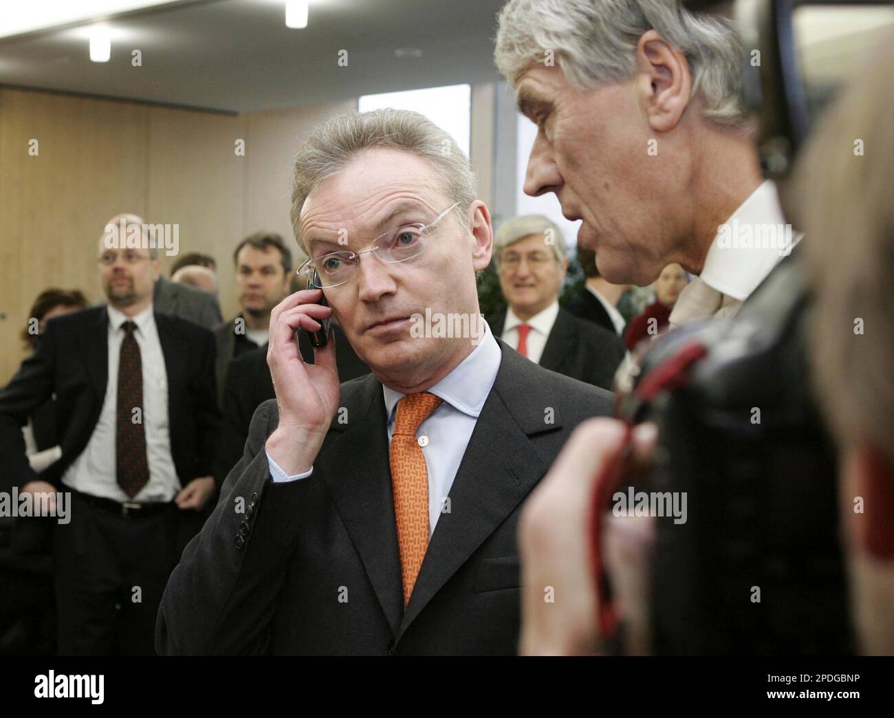 Der ehemalige MannesmannChef Klaus Esser, Mitte, telefoniert am