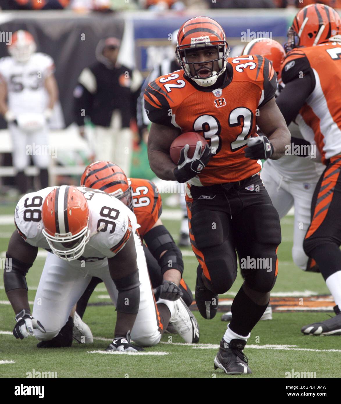 Cincinnati Bengals running back Rudi Johnson (32) breaks through the  Oakland Raiders defensive line for a touchdown at Paul Brown Stadium in  Cincinnati on December 10, 2006. (UPI Photo/Mark Cowan Stock Photo - Alamy