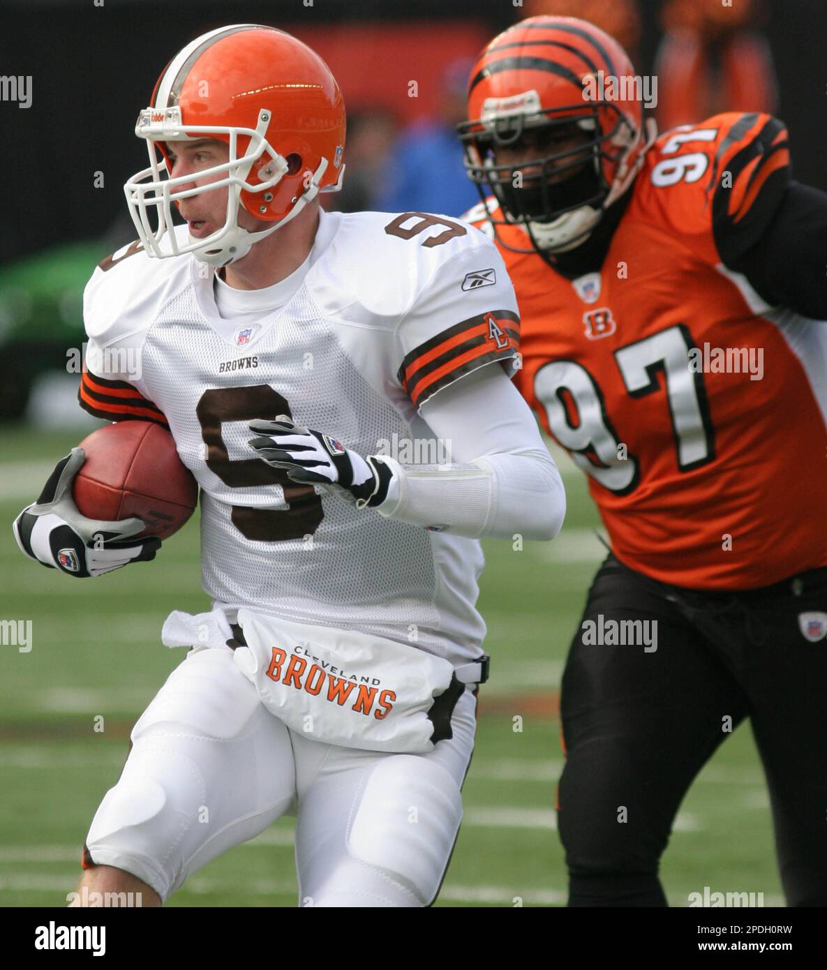 Cleveland Browns quarterback Charlie Frye (9) is pursued by Cincinnati  Bengals' John Thornton (97), Sunday, Dec. 11, 2005, in Cincinnati.  Cincinnati won 23-20. (AP Photo/Tom Uhlman Stock Photo - Alamy