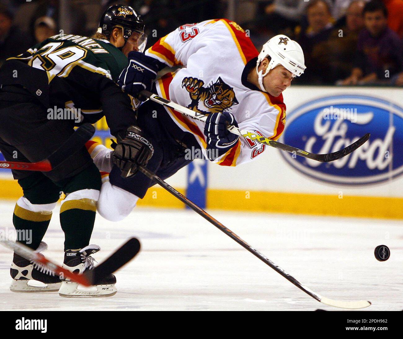 Florida Panthers' Martin Gelinas (23) is tripped by Dallas Stars' Niko  Kapanen (39) of Finland, during the second period in Dallas, Wednesday,  Dec. 7, 2005. The Stars won, 4-3. (AP Photo/Matt Slocum Stock Photo - Alamy