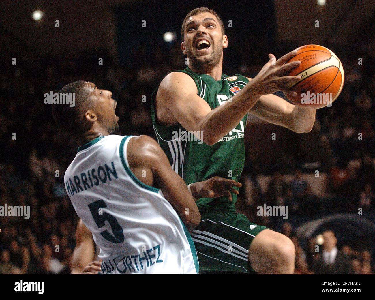 Panathinaikos player Dimitrios Papanikolaou, right, shoots over Elan  Bearnais's Clint Harrison during their Basketball Euroleague match played  in Pau, southwestern France, Wednesday, Dec.7, 2005. (AP Photo/Bob Edme  Stock Photo - Alamy