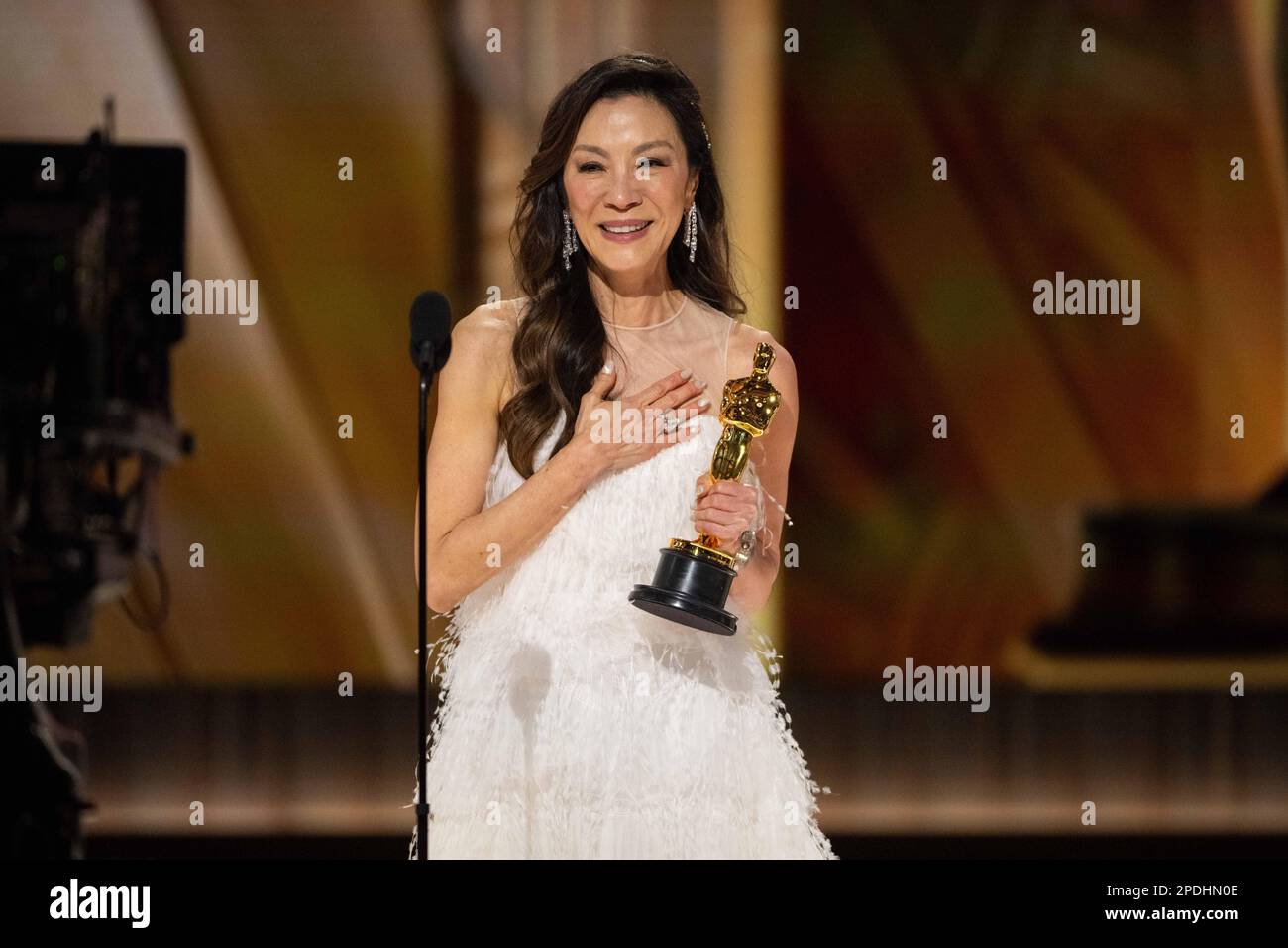 Michelle Yeoh accepts the Oscar for Best Actress for Everything ...