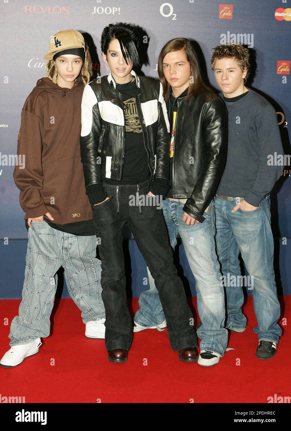 Die Bandmitglieder der deutschen Pogruppe "Tokio Hotel", von links nach  rechts: Tom Kaulitz, Bill Kaulitz, Georg Listing und Gustav Schaefer,  posieren auf dem roten Teppich, vor der Verleihung der "Bambi 2005"-Medienpreise  in