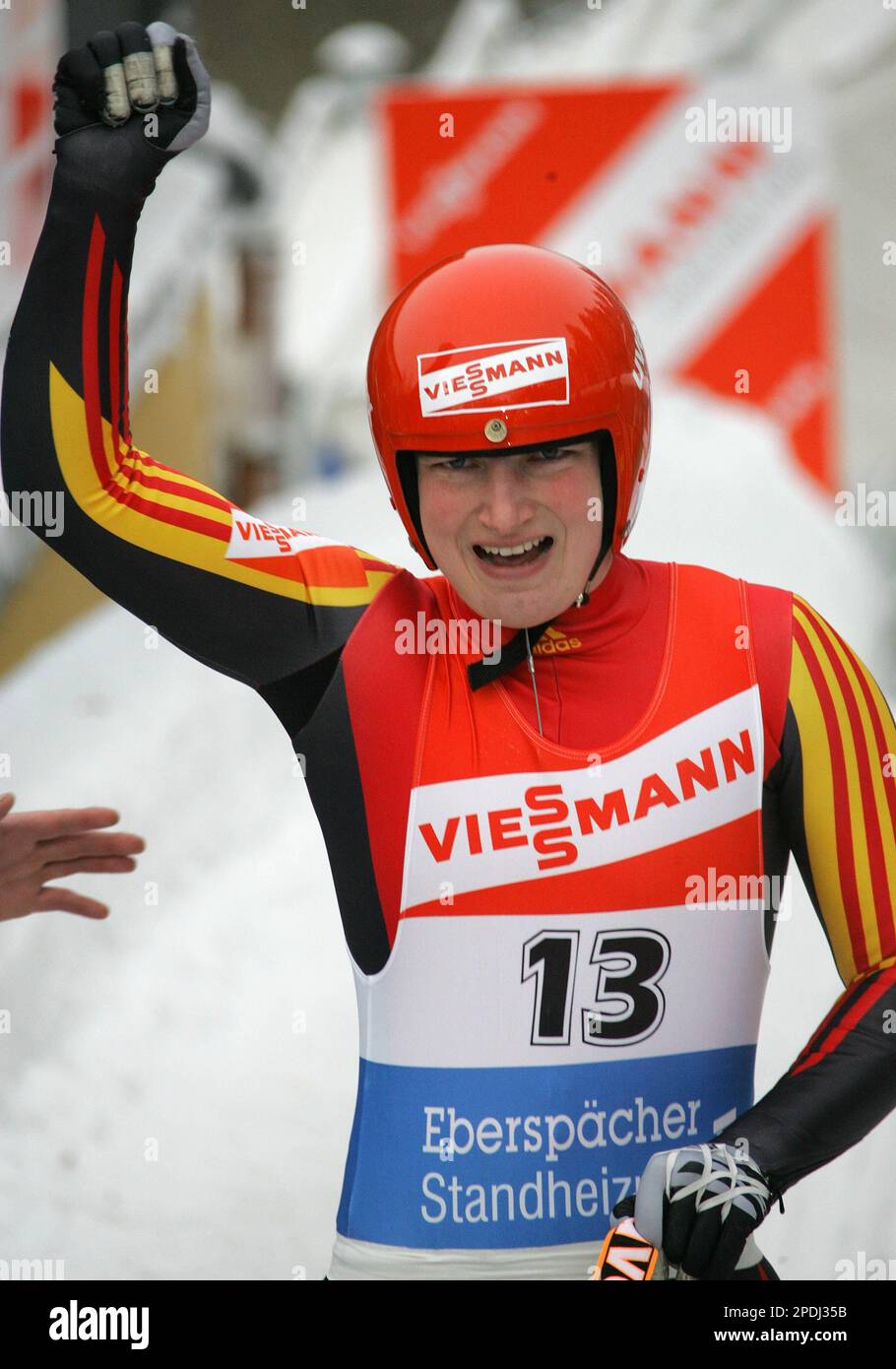Tatjana Huefner jubelt im Ziel beim Rennrodel Weltcup der Damen in  Altenberg am Sonntag, 27. Nov. 2005. Das dritte Weltcup-Rennen gewannen die  Deutschen Tatjana Huefner vor Silke Kraushaar und Anke Wischnewski. (AP