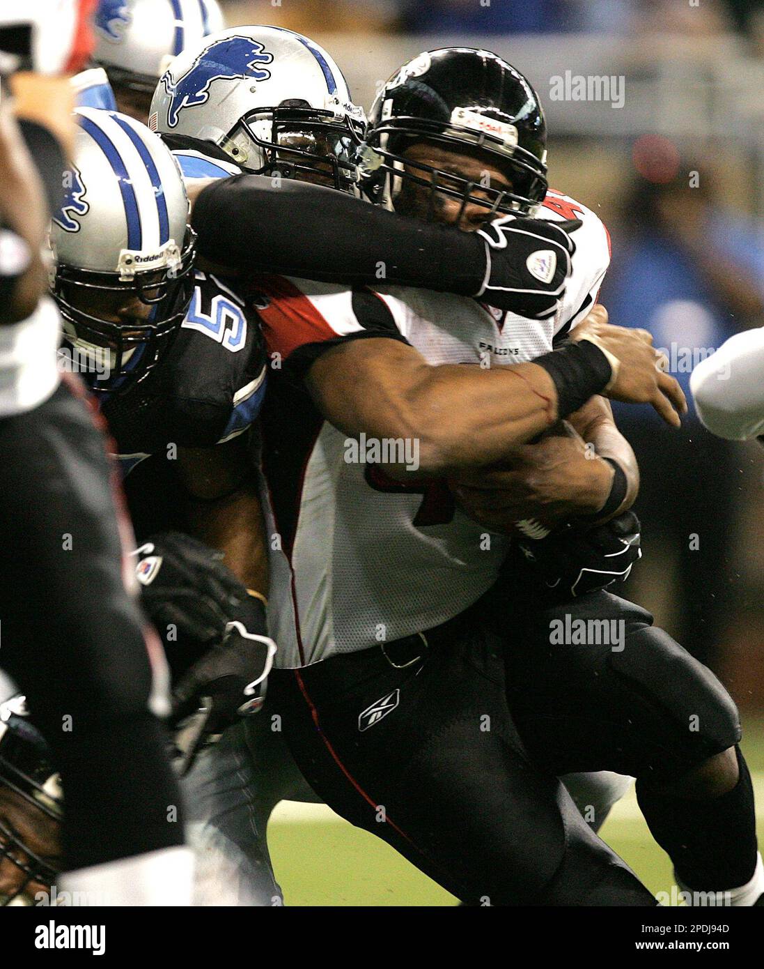 Atlanta Falcons running back T.J. Duckett scores on a 1-yard touchdown run  against the Detroit Lions in the first quarter, in Detroit, Thursday, Nov.  24, 2005. (AP Photo/Paul Sancya Stock Photo - Alamy