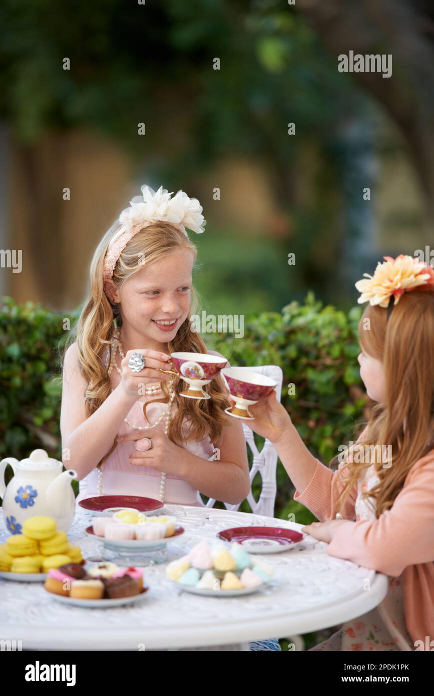 Ladies at tea party hi-res stock photography and images - Alamy