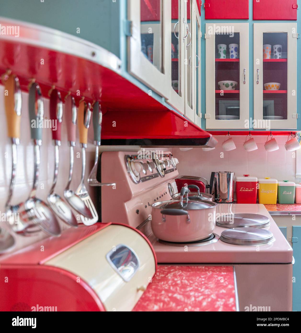 https://c8.alamy.com/comp/2PDMBC4/unique-retro-pink-and-red-old-style-kitchen-2PDMBC4.jpg