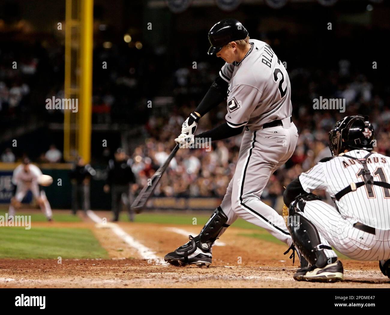 Chicago White Sox's Geoff Blum kisses the World Series trophy as the White  Sox celebrate their 1-0 win over the Houston Astros in game 4 of the World  Series, October 26, 2005