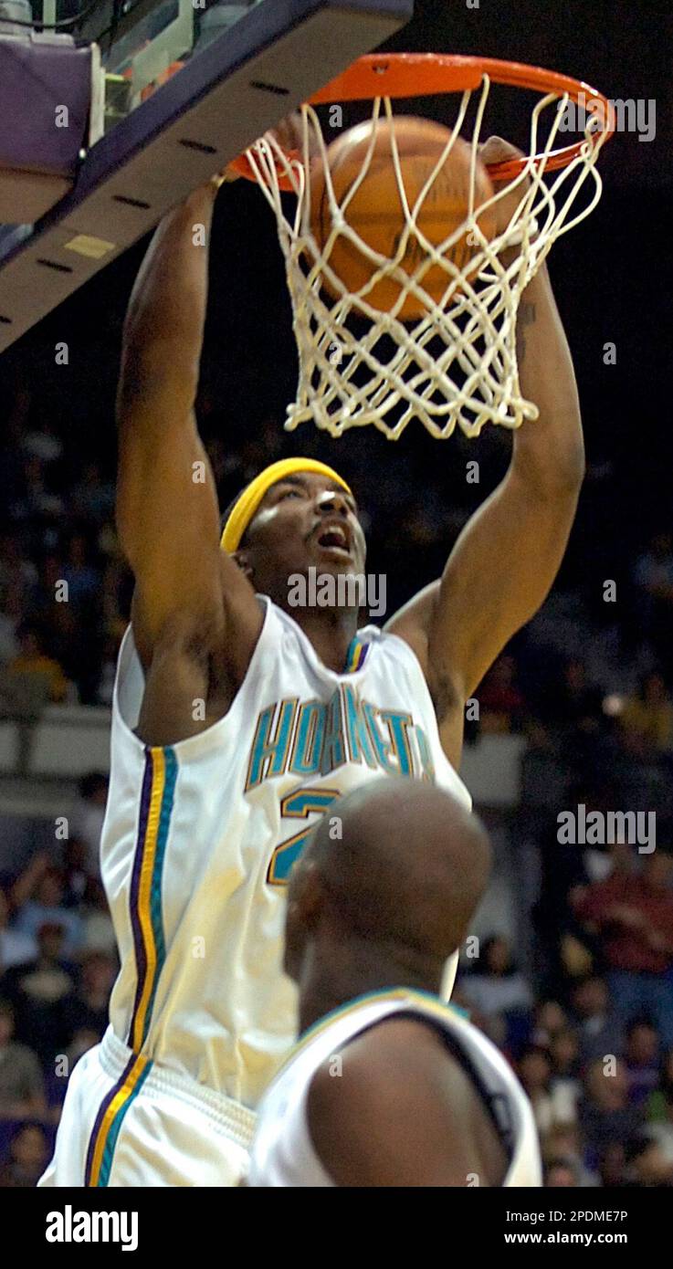 New Orleans Hornets J. R. Smith (23) battles Memphis Grizzlies
