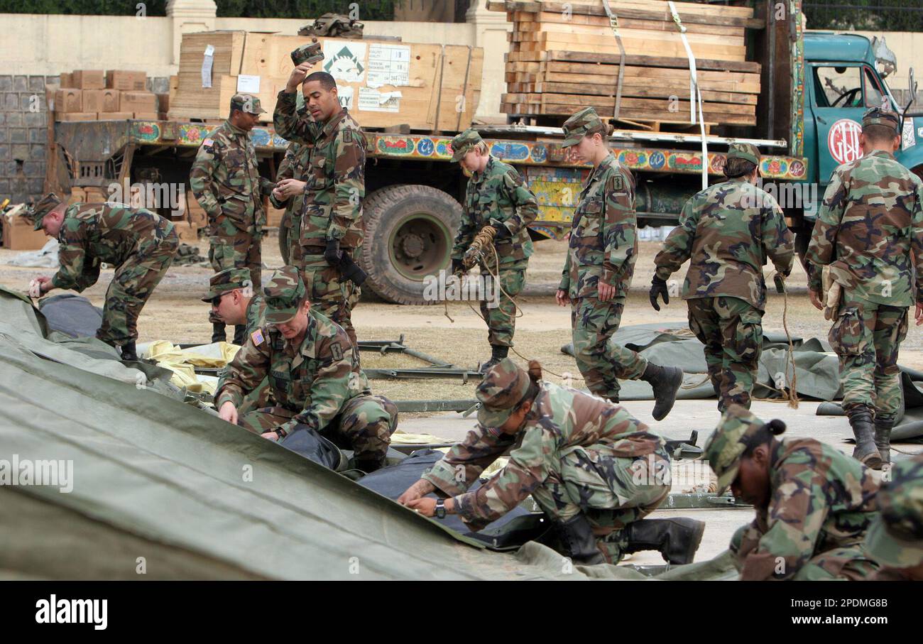 Army personnel from the U.S. 212th MASH (Mobile Army Surgical Hospital ...