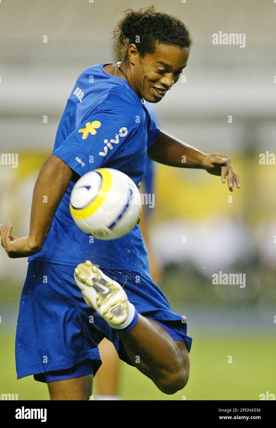 Brazil's soccer player Ronaldinho Gaucho during Nike Freestyle event at La  Vilette in Paris, France on August 29, 2001. Photo by Christope  Guibbaud/Cameleon/ABACAPRESS.COM Stock Photo - Alamy