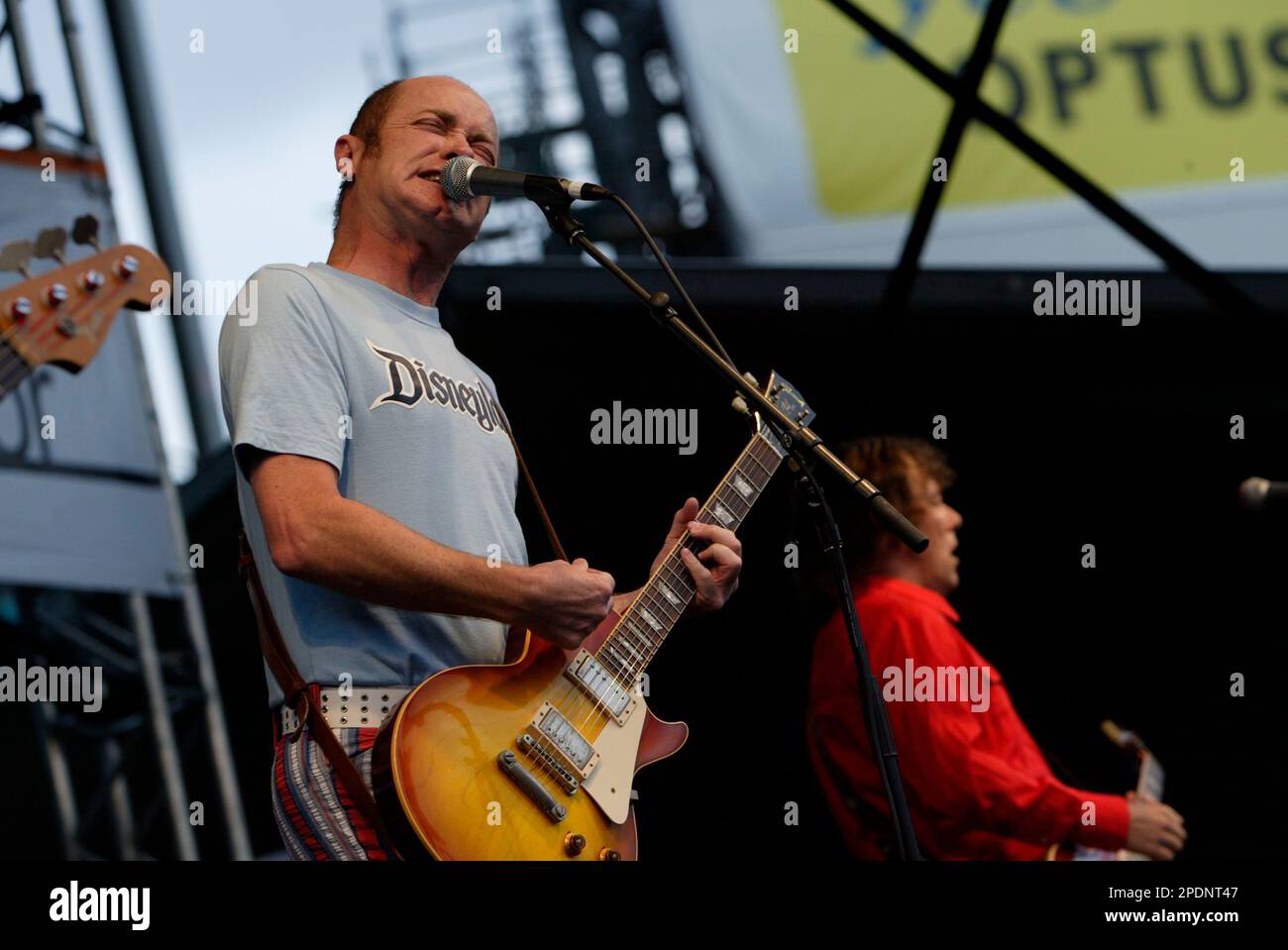 Dave Faulkner of the Hoodoo Gurus performing at the Rockin' 4 Rights concert at Sydney Cricket Ground to a 40,000-strong crowd protesting the Liberal (conservative) government’s Industrial Relations policies and changes to workplace laws. A protest march through the streets of Sydney’s city centre preceded the concert. Sydney, Australia. 22.04.07. Stock Photo