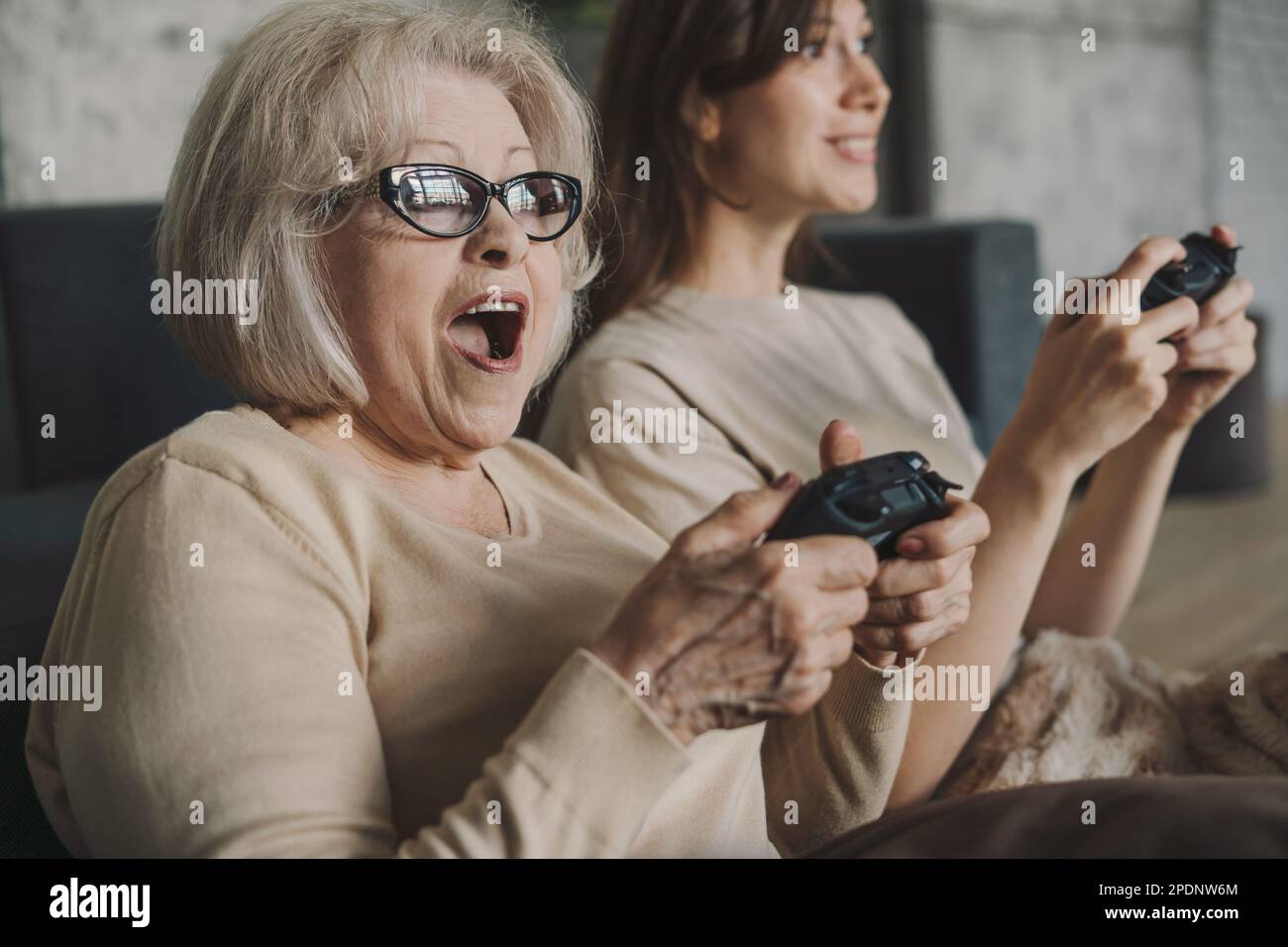 Group elderly women play hi-res stock photography and images - Alamy