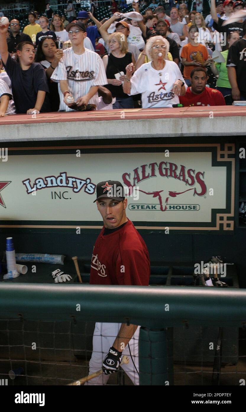 Fans cheers as Houston Astros pitcher Andy Pettite walks through the
