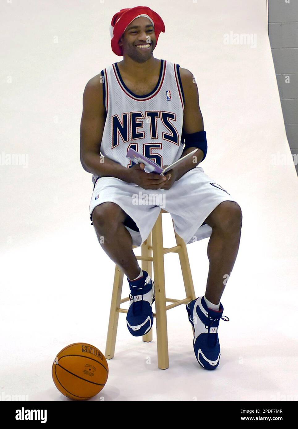 New Jersey Nets' Vince Carter poses for an NBA photographer Monday, Oct. 3,  2005 during media day at their practice facility in East Rutherford, N.J.  (AP Photo/Bill Kostroun Stock Photo - Alamy