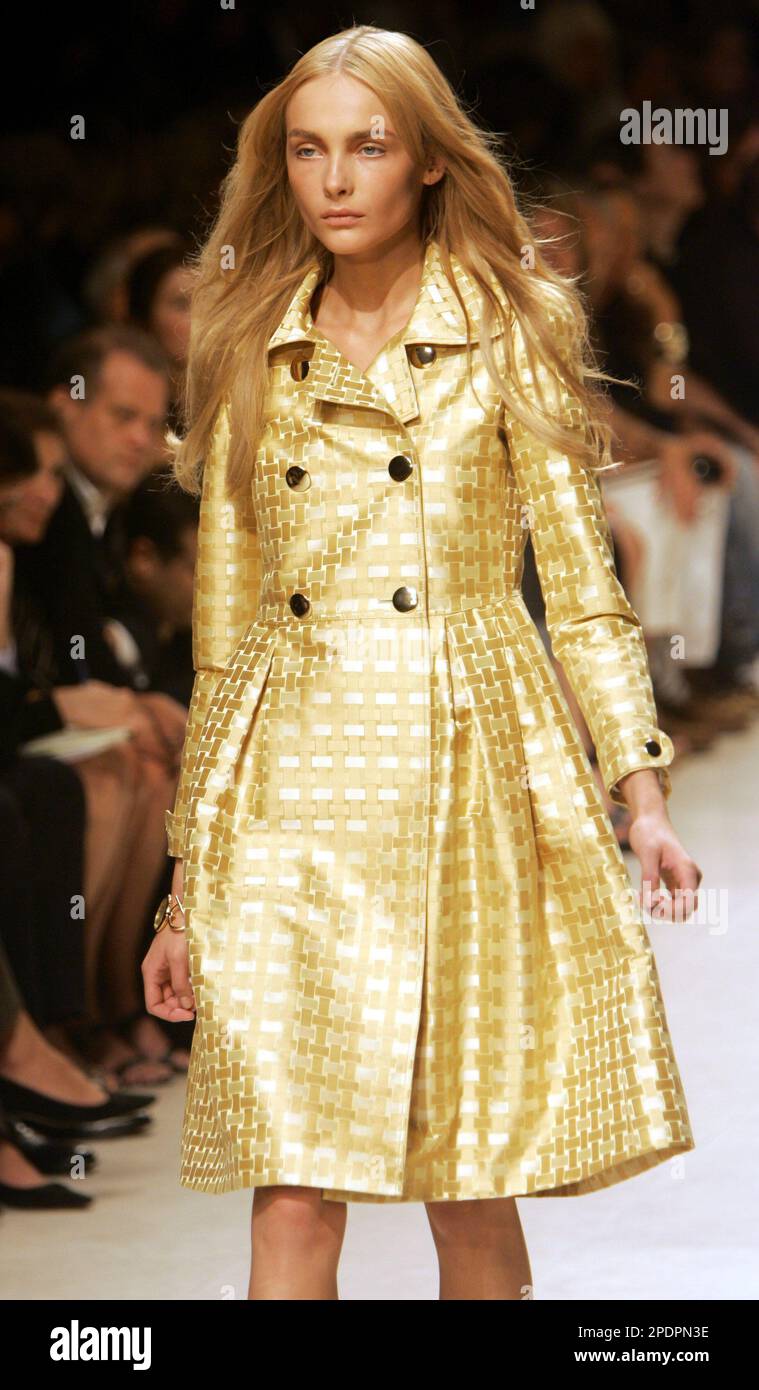 A model presents a creation as part of the Burberry Prorsum Spring/Summer  2006 fashion collection, in Milan, Italy, Wednesday, Sept. 28, 2005. (AP  Photo/Antonio Calanni Stock Photo - Alamy