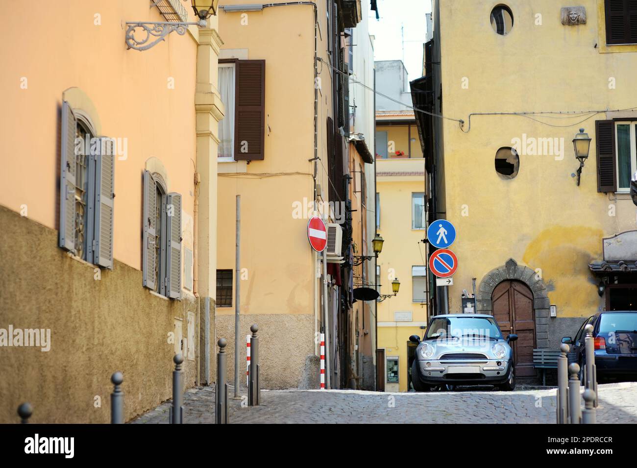 Narrow streets old pitigliano hi res stock photography and images Alamy