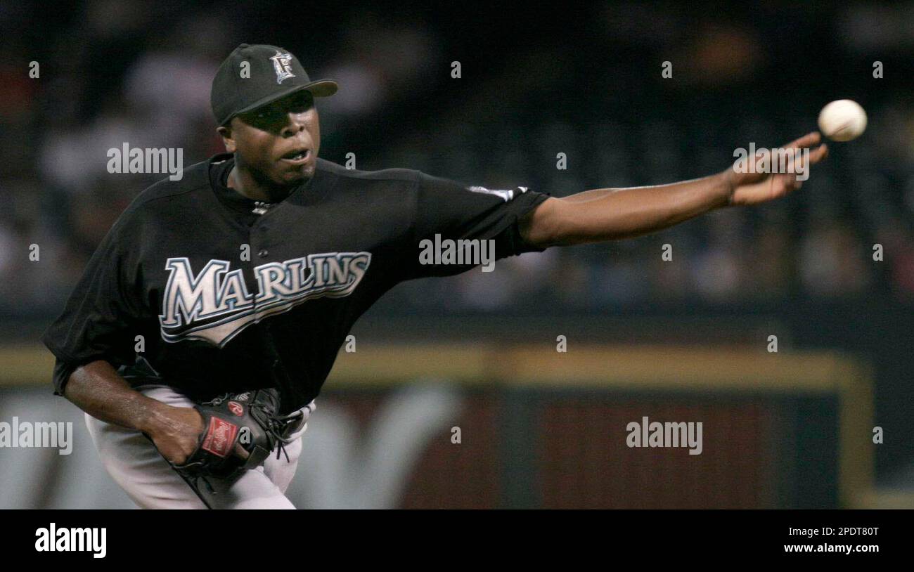 Florida Marlins' Dontrelle Willis delivers a pitch during the first inning  against the Houston Astros in Houston, Monday, Sept. 12, 2005. (AP  Photo/Dave Einsel Stock Photo - Alamy
