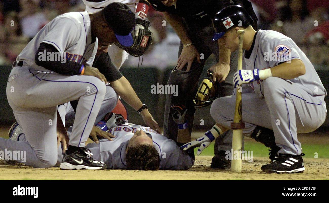 New York Mets' Mike Piazza, on ground,is attened to by Mets New York Mets' Mike Piazza, on ground,is attened to by Mets