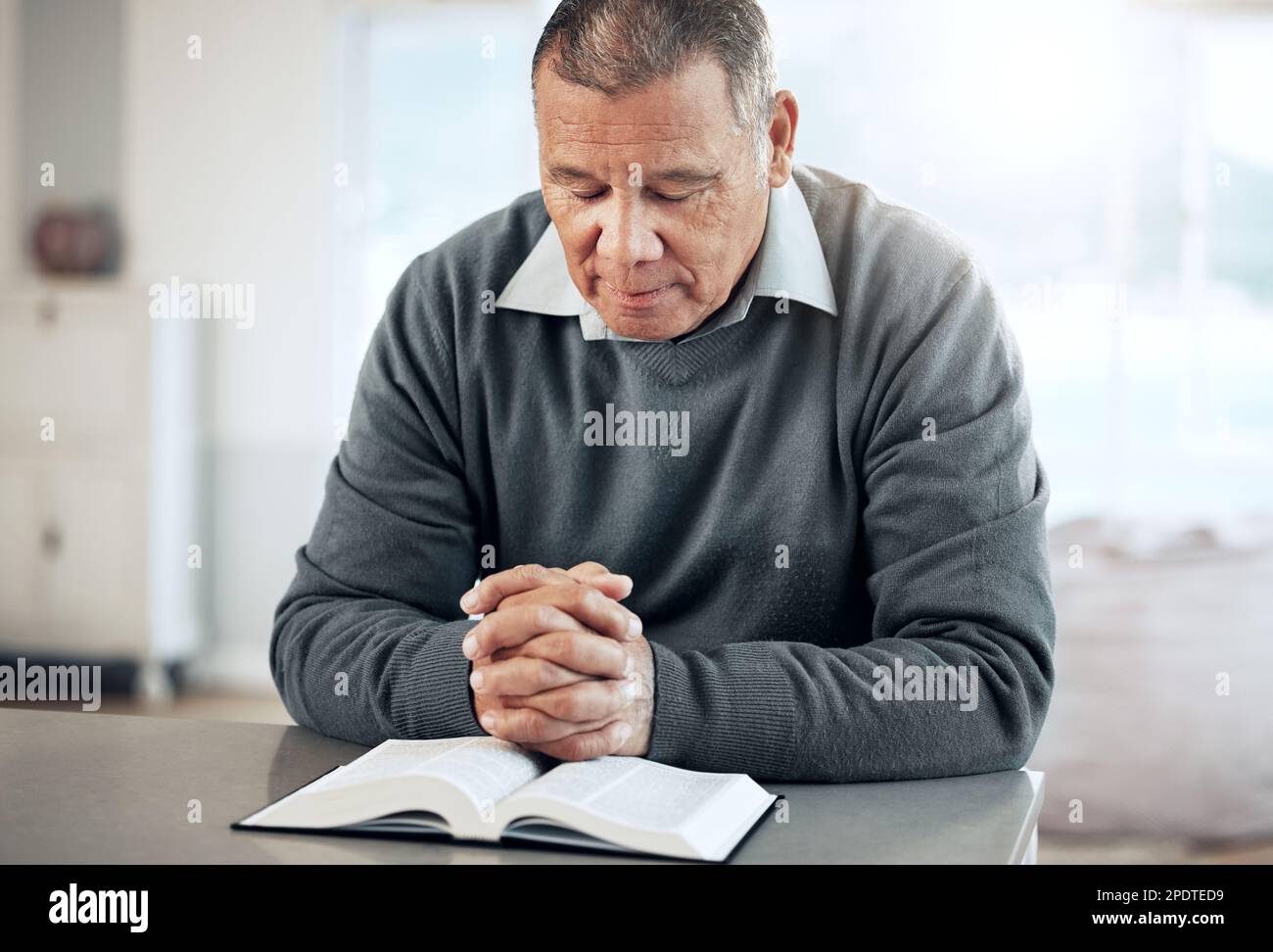 Study of an elderly man at prayer hi-res stock photography and images ...