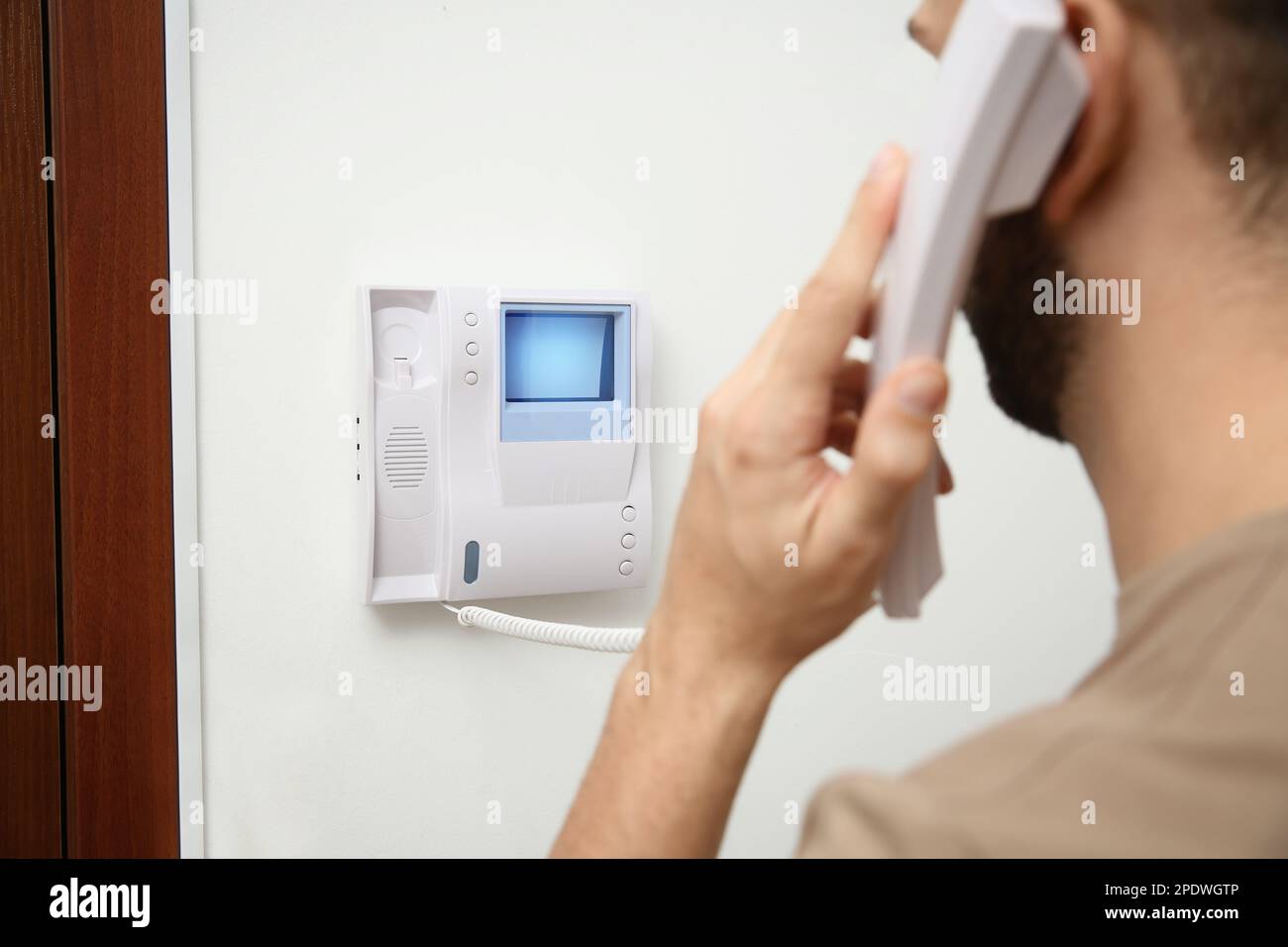 Answering tech hi-res stock photography and images - Alamy