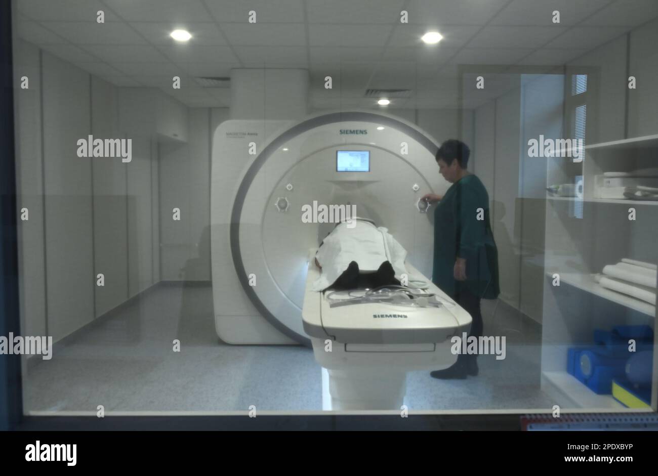 Body mri machines hi-res stock photography and images - Alamy