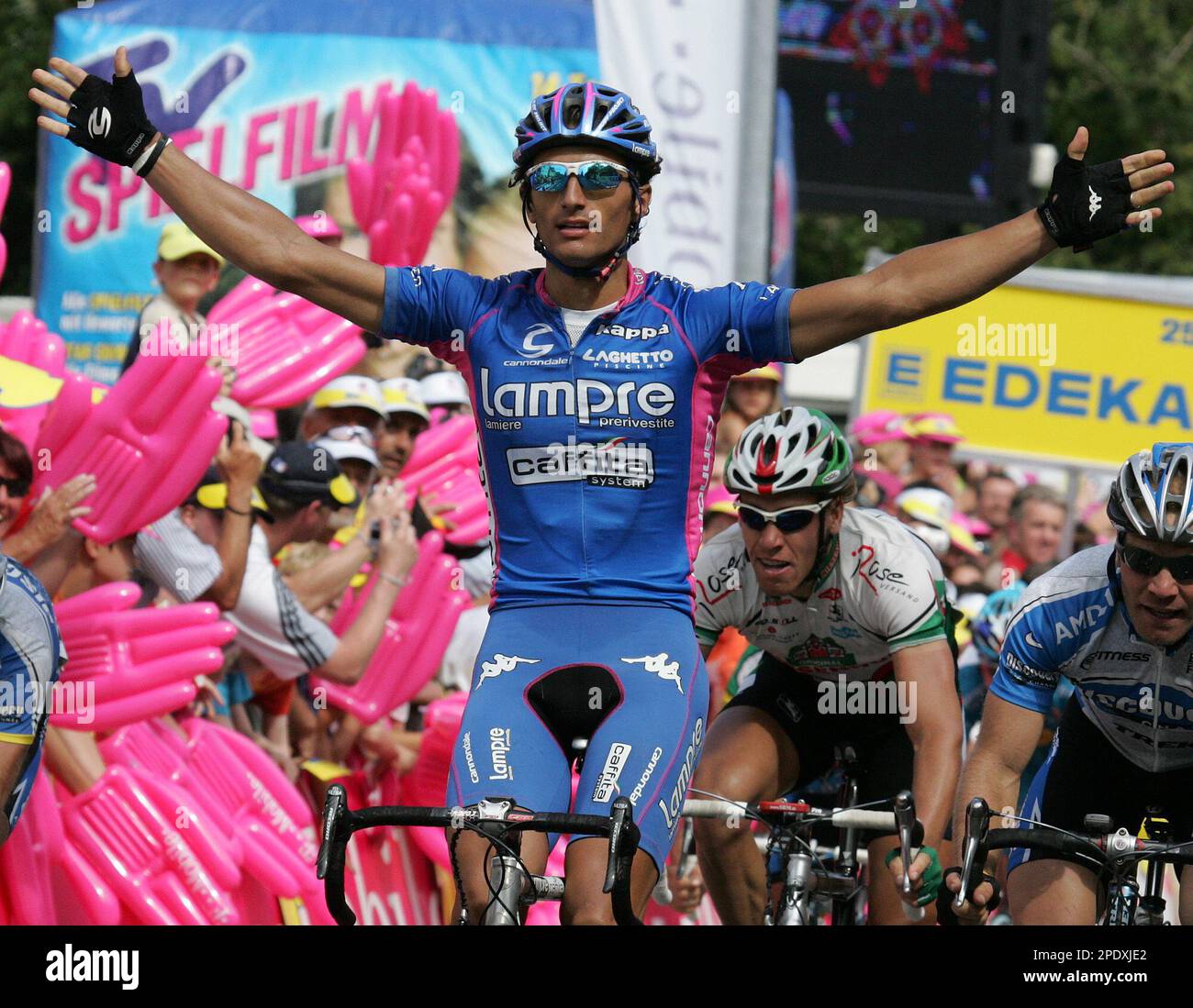 Der Italiener Daniele Bennati vom Team Lampere- Caffita feiert 
