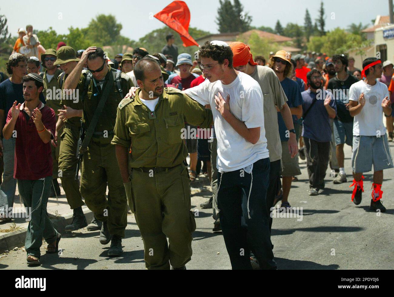 Jewish Settlers Try To Pursuade Israeli Soldiers Not To Carry Out Their jewish-settlers-try-to-pursuade-israeli-soldiers-not-to-carry-out-their