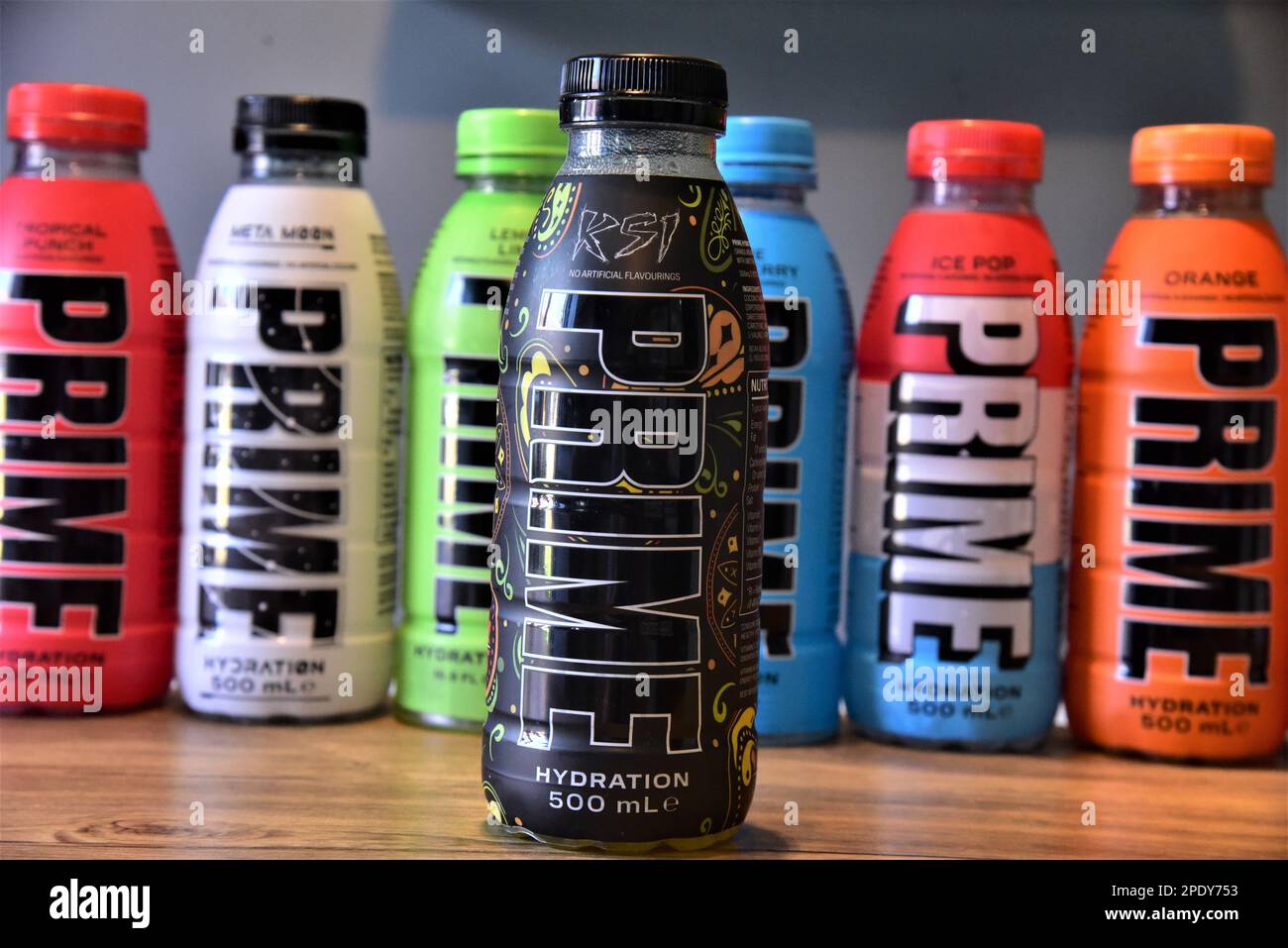 https://c8.alamy.com/comp/2PDY753/prime-hydration-drink-pictured-are-the-nine-flavours-including-ksi-limited-edition-the-drinks-are-made-by-youtubers-logan-paul-and-ksi-2PDY753.jpg