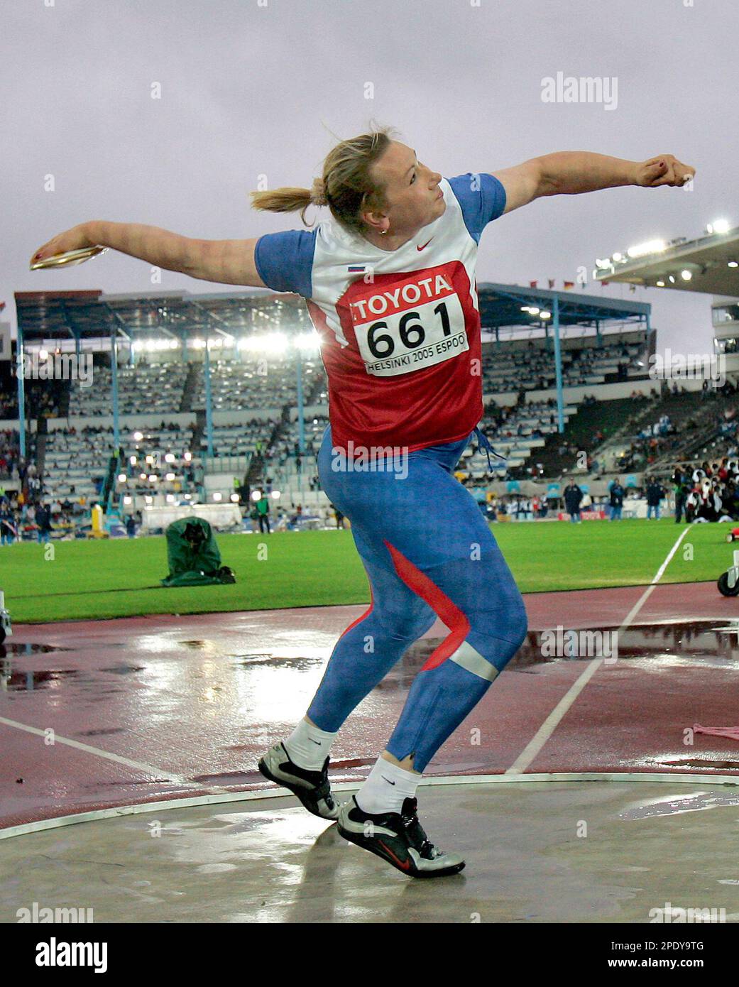 Natalya Sadova of Ukraine competes in the final of the Women's discus at the World Athletics Championships in Helsinki, Finland, Thursday Aug. 11, 2005. (AP Photo/Thomas Kienzle) Stock Photo