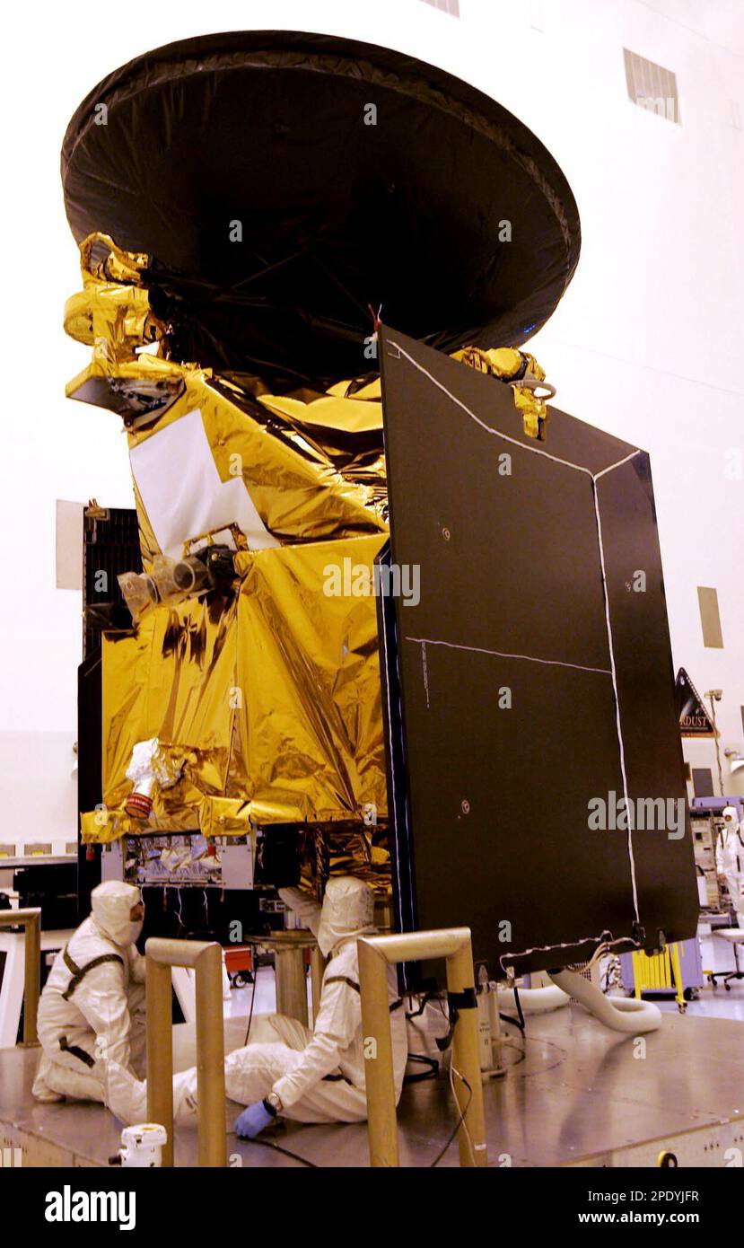Technicians work on the Mars Reconnaissance Orbiter in the payload ...
