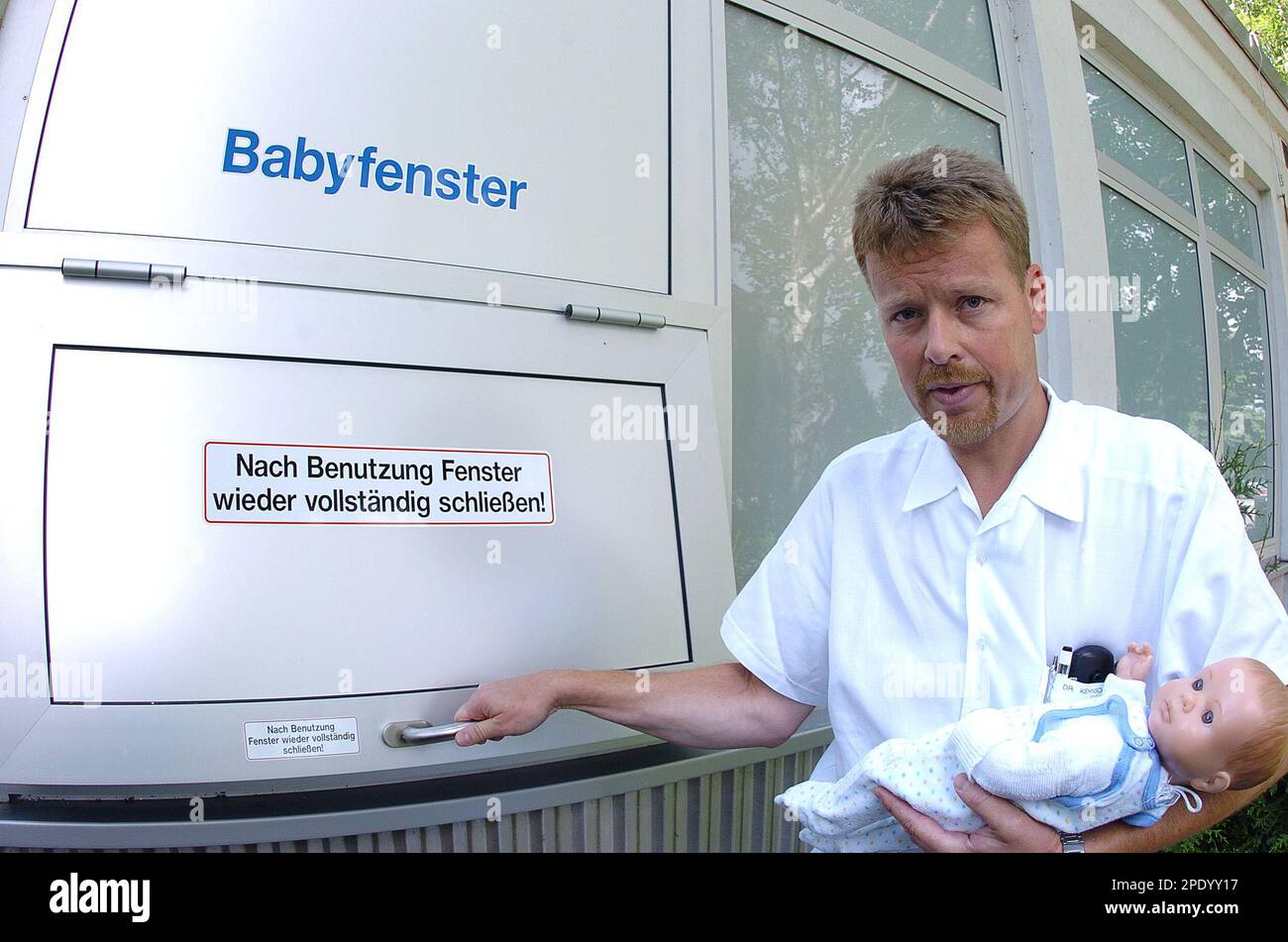 Im Klinikum Suedstadt in Rostock prueft am Donnerstag, 4. August 2005,  Medizintechniker Dr. Harald Kehnscherper ein Babyfenster auf seine  Funktion. Das Klinikum der Hansestadt hat seit dieser Woche das erste  Babyfenster in