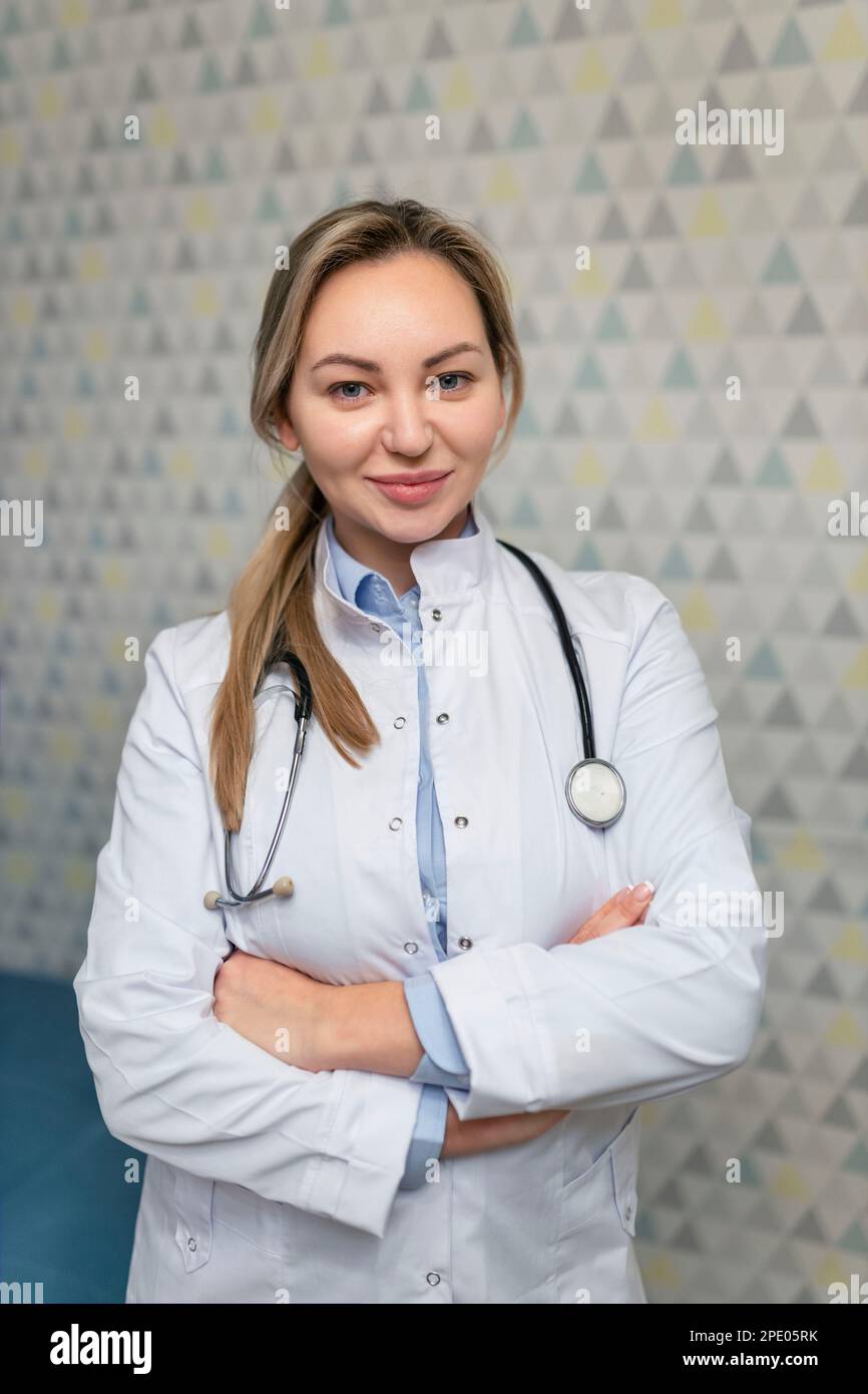 Photo of attractive family female doctor consulting patients beaming