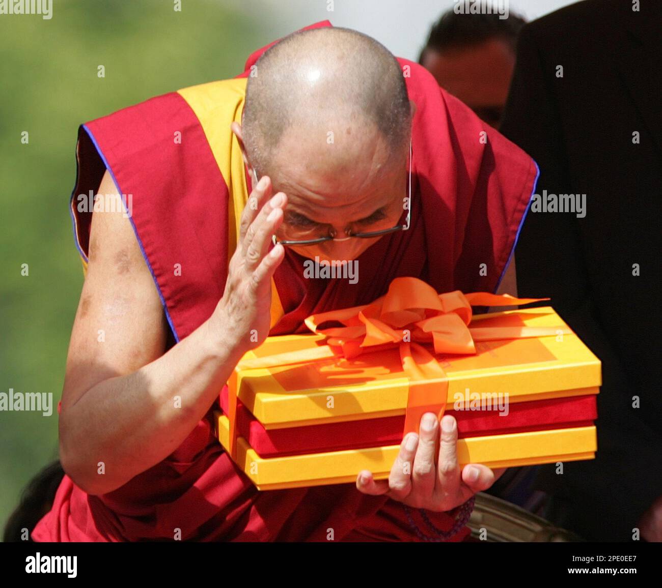 Der Dalai Lama, der spirituelle Fuehrer der Tibeter, bedankt sich am
