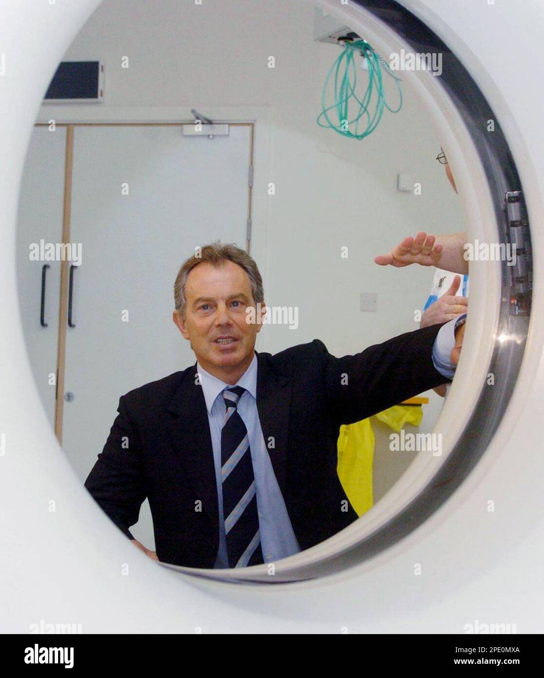 british-prime-minister-tony-blair-is-shown-a-ct-scan-machine-inside