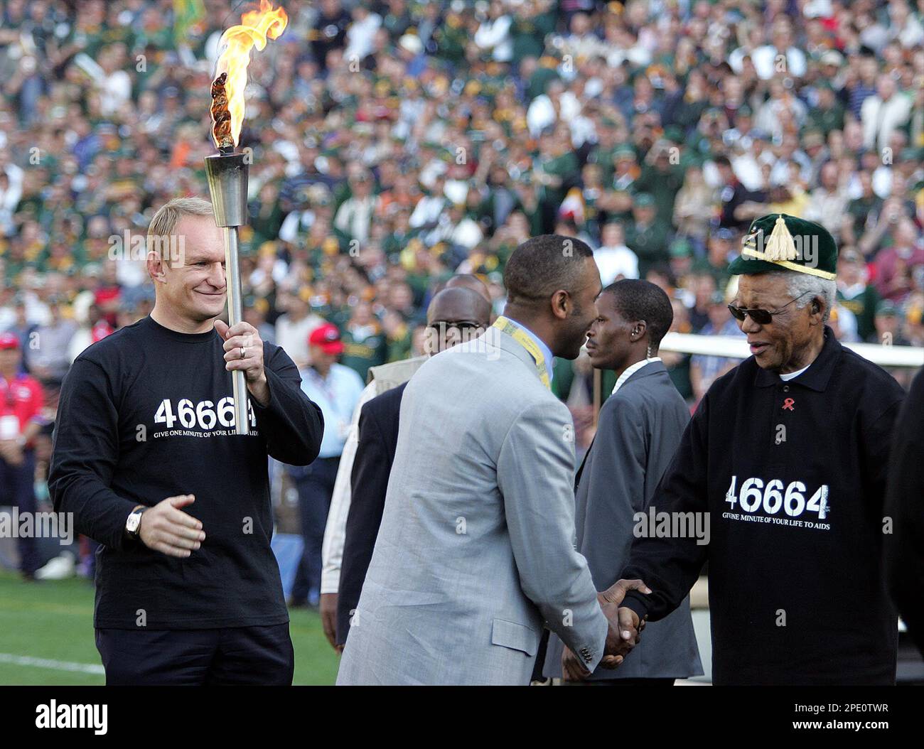 Former south african president nelson mandela right welcomes former