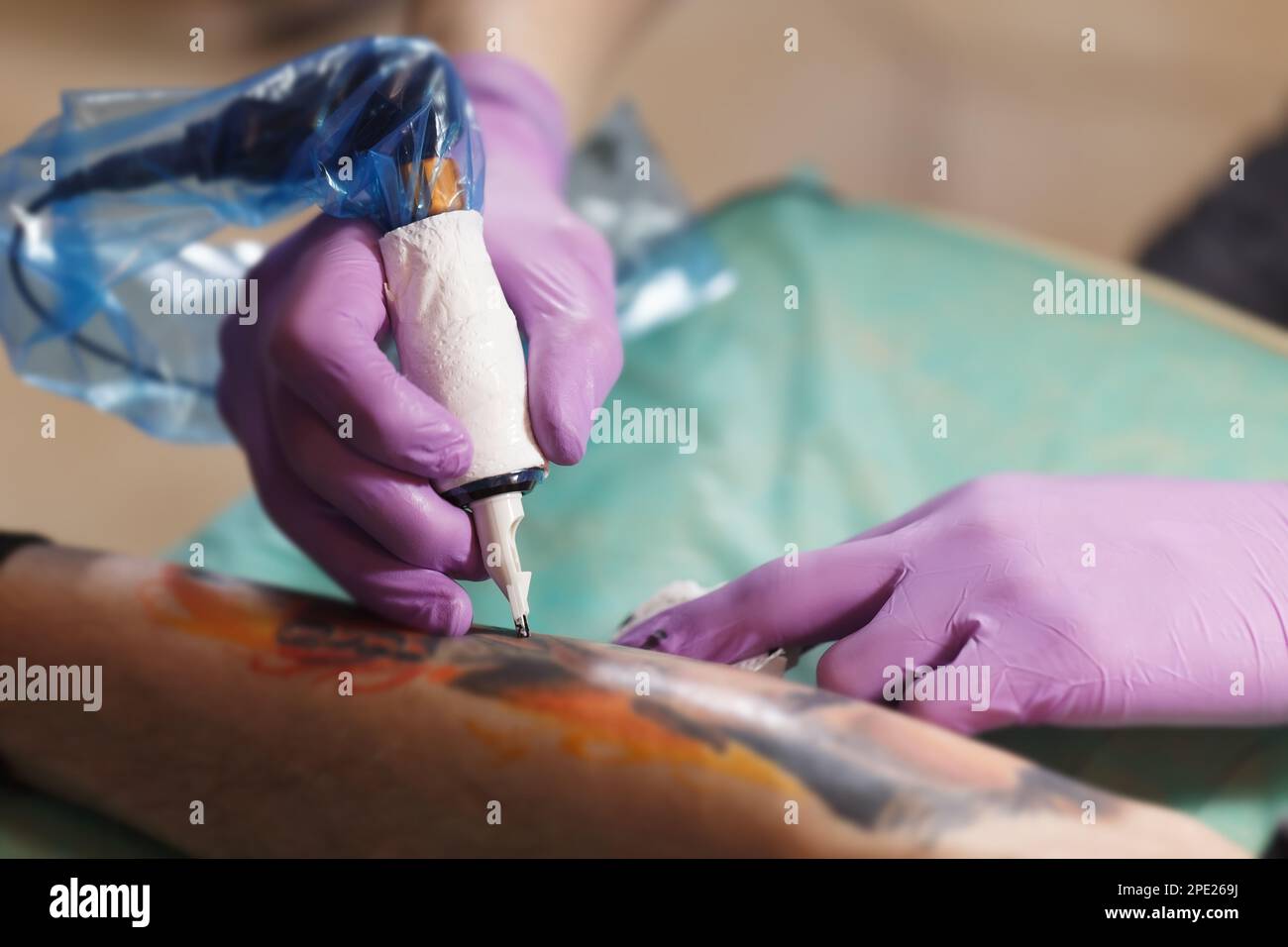 Electric tattooing pen hi-res stock photography and images - Alamy
