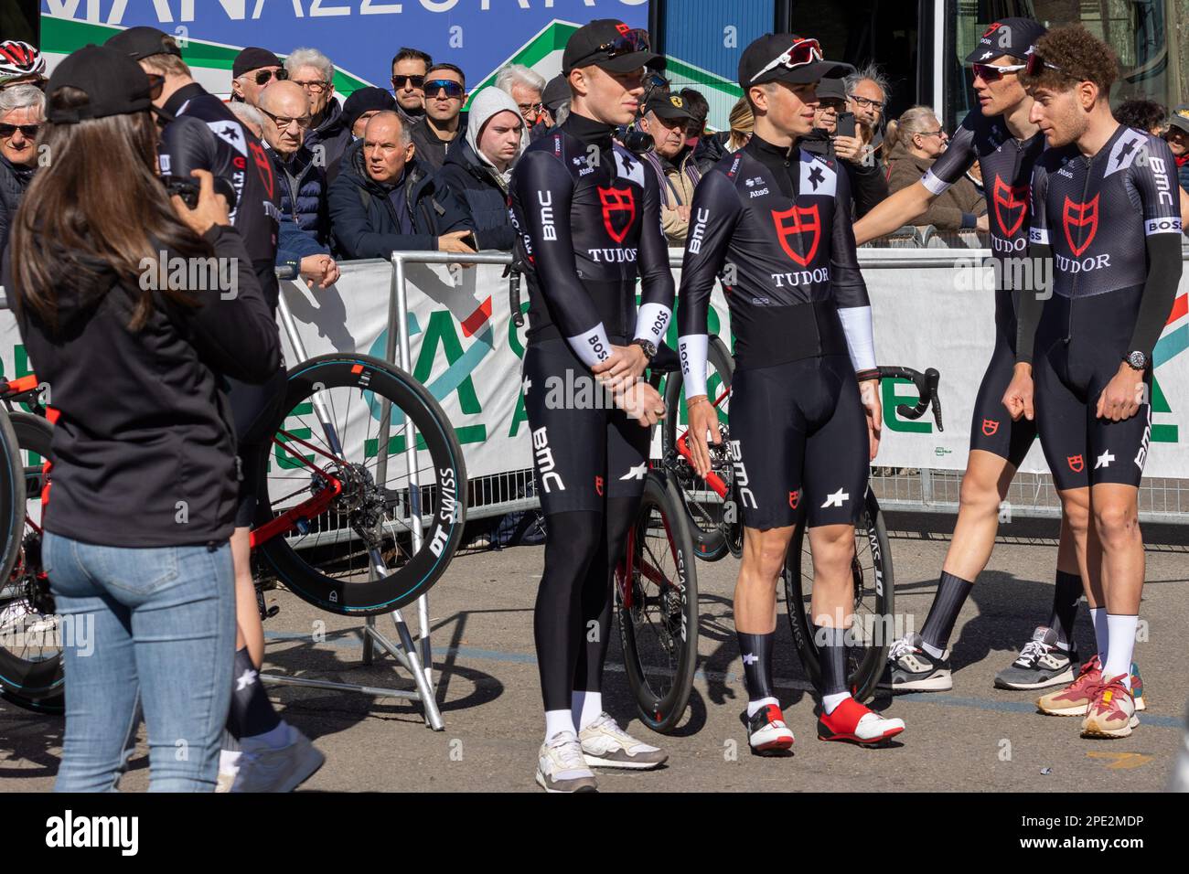 Team Tudor Pro Cycling in attesa al foglio firma Stock Photo - Alamy