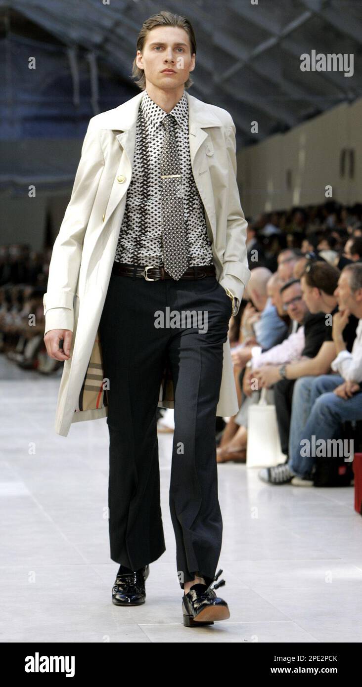 A model presents a creation as part of the Burberry Prorsum men's Spring/Summer  2005-2006 fashion collection, in Milan, Italy, Sunday, June 26, 2005. (AP  Photo/Luca Bruno Stock Photo - Alamy