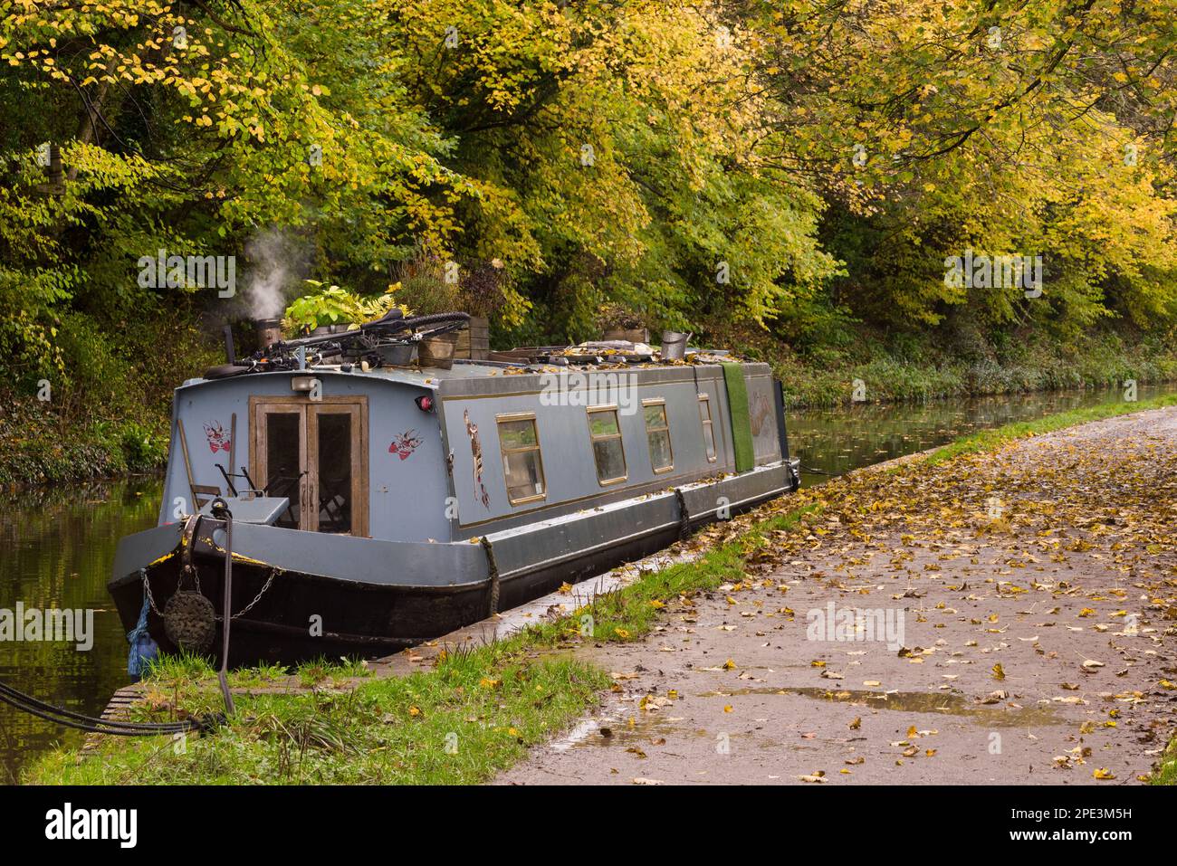 A narrowboat on the Kennet and Avon Canal surrounded by autumn colour, Avoncliff, Wiltshire, England. Stock Photo