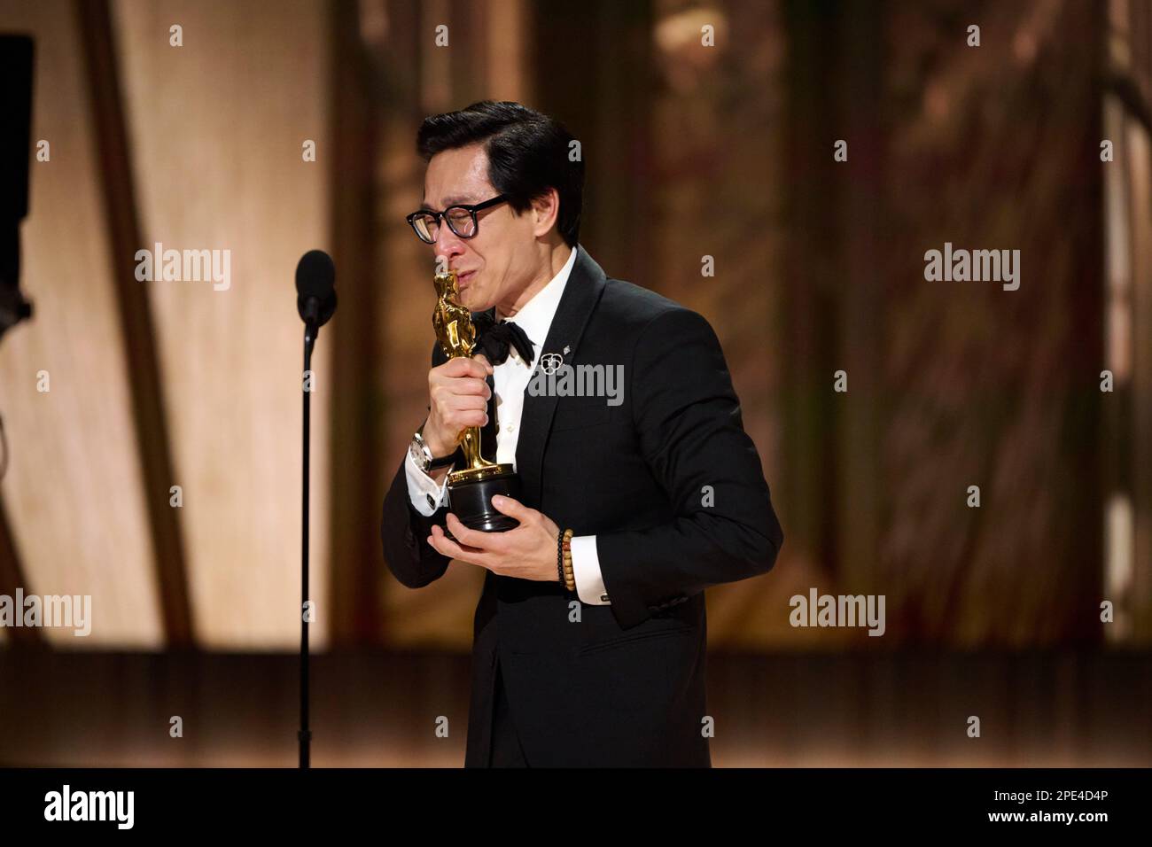 Ke Huy Quan wins the Oscar for Best Supporting Actor for Everything ...