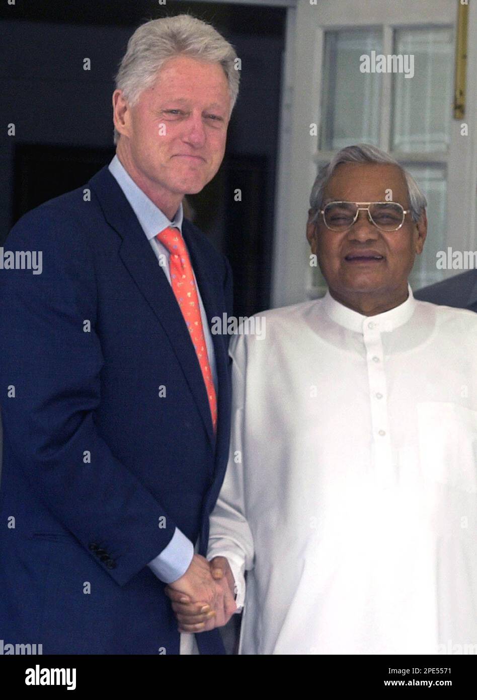 Former U.S. President Bill Clinton, left, shakes hands with former Indian  Prime Minister Atal Bihari Vajpayee in New Delhi, India, Thursday, May 26,  2005. Clinton is slated to speak on AIDS prevention, image size:948x1390