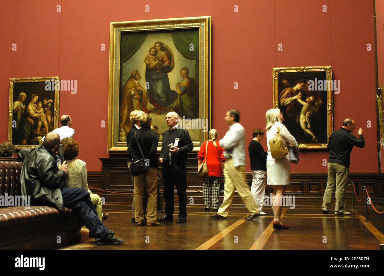 Besucher betrachten Bilder am Dienstag, 17. Mai 2005, in der