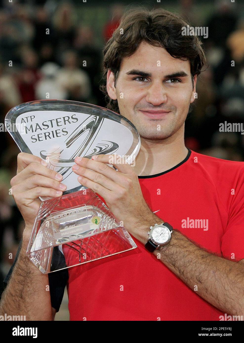 Der Tennisspieler Roger Federer aus der Schweiz freut sich am Sonntag, 15.  Mai 2005, nach dem Finalspiel des ATP Masters am Hamburger Rothenbaum, mit  der Trophaee des Turniers. Federer gewann das Spiel