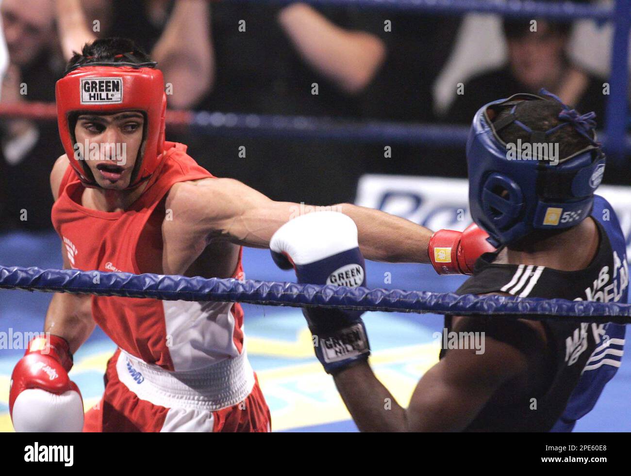 paridad Reciclar Comunismo England's Amir Khan, left, puts in a punch against Cuba's Mario Kindelan  during their lightweight boxing contest at the Reebok Stadium in Bolton,  England, Saturday, May. 14, 2005. Khan won the fight,