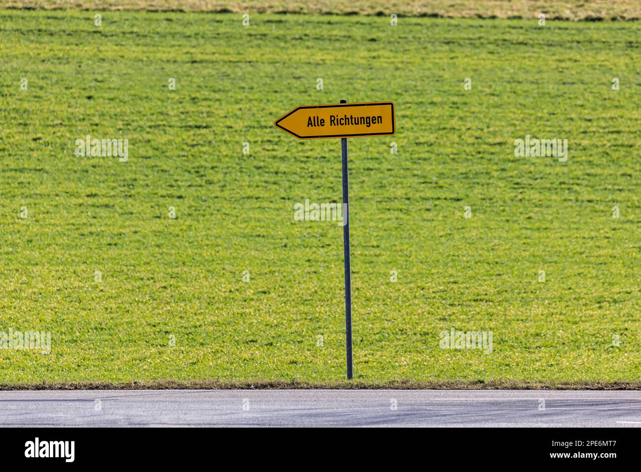 Traffic sign, a direction arrow points in all directions, symbol photo, Illingen, Baden-Wuerttemberg, Germany Stock Photo