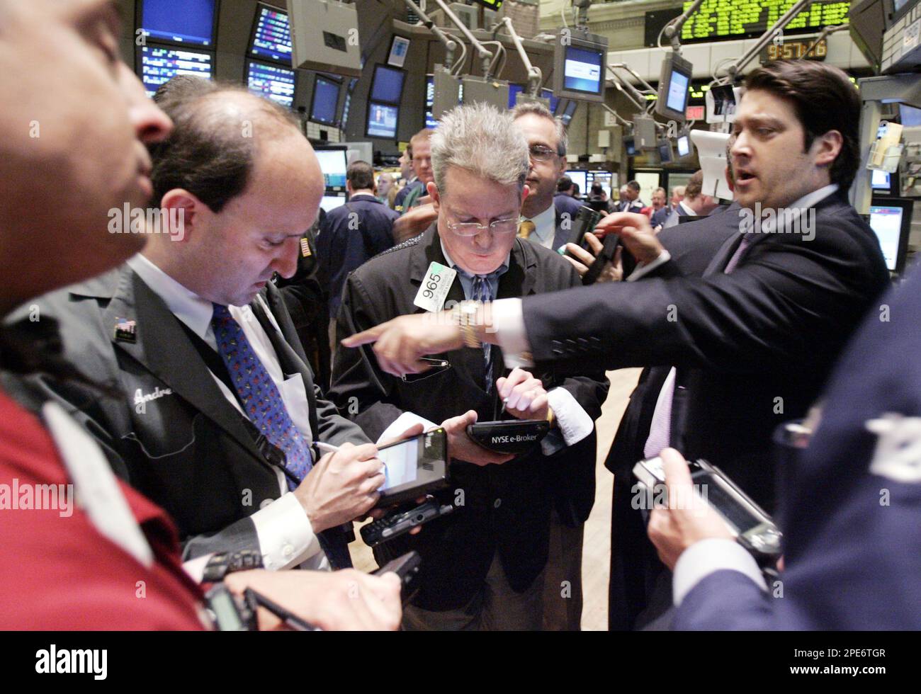 https://c8.alamy.com/comp/2PE6TGR/specialist-greg-zenna-right-directs-trading-in-shares-of-verizon-on-the-floor-of-the-new-york-stock-exchange-tuesday-morning-may-3-2005-the-three-month-bidding-war-for-long-distance-provider-mci-ended-monday-as-qwest-dropped-out-after-mci-agreed-to-an-854-billion-deal-with-verizon-and-rejected-a-higher-priced-offer-from-qwest-for-the-fourth-time-ap-photorichard-drew-2PE6TGR.jpg